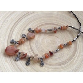 Collier artisanal aux tons orangés