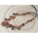 Collier artisanal aux tons orangés Collier artisanal aux tons orangés