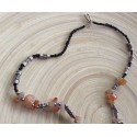 Collier artisanal aux tons orangés Collier artisanal aux tons orangés
