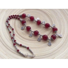 Collier de perles rondes rouges avec spirales