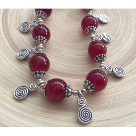 Collier de perles rondes rouges avec spirales 2