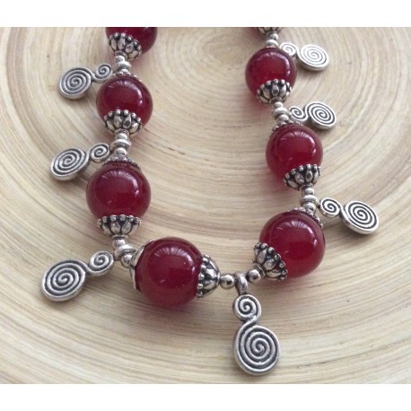 Collier de perles rondes rouges avec spirales