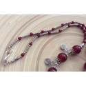 Collier de perles rondes rouges avec spirales