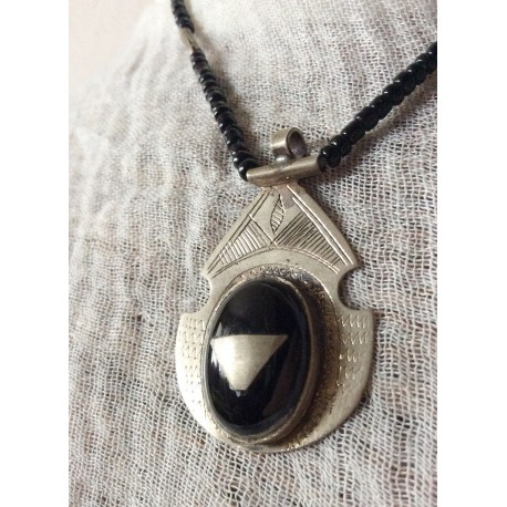Collier touareg avec agate noire Collier touareg avec agate noire