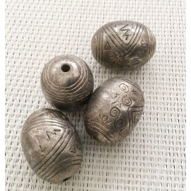 Perle ovale en métal gravé 2