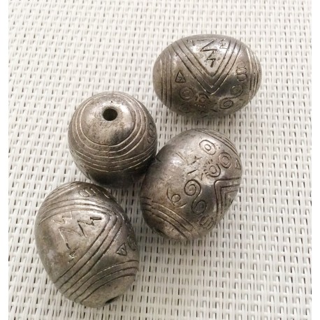 Perle ovale en métal gravé