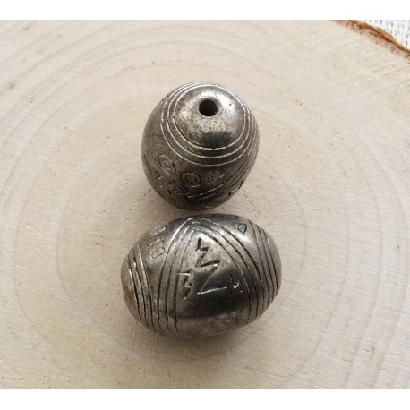 Perle ovale en métal gravé