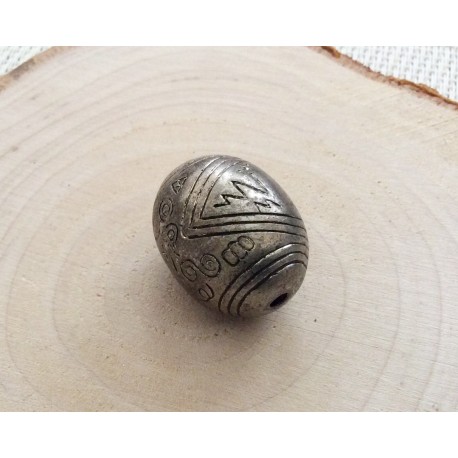 Perle ovale en métal gravé