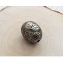 Perle ovale en métal gravé