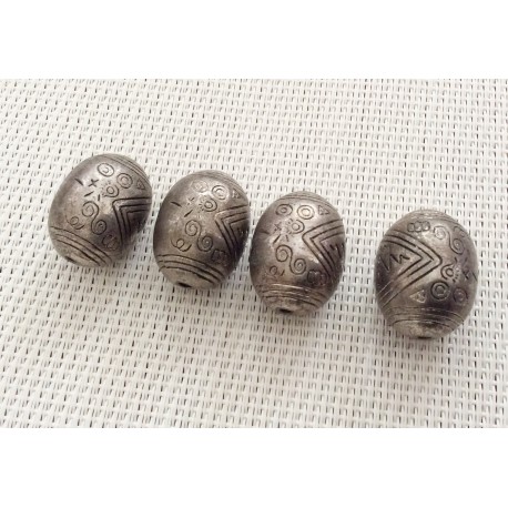 Perle ovale en métal gravé