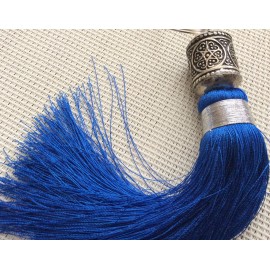 Pompon en Soie Bleue électrique et perle en mètal 2